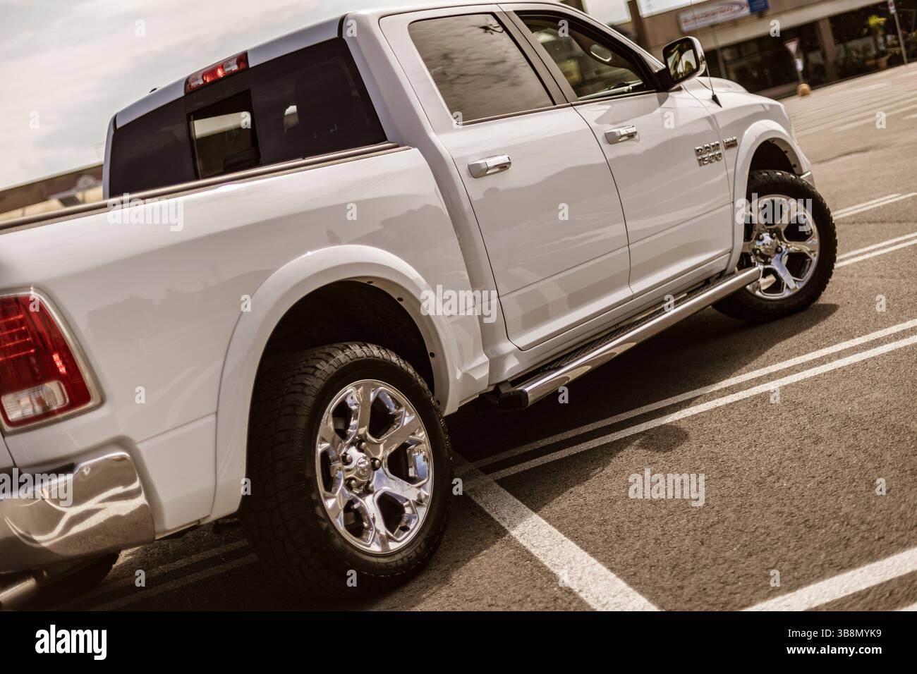 Rom, italien 4. Mai 2025: Glänzend weißer Rammwagen 1500 parkt an einem sonnigen Tag auf einem Parkplatz Stockfoto