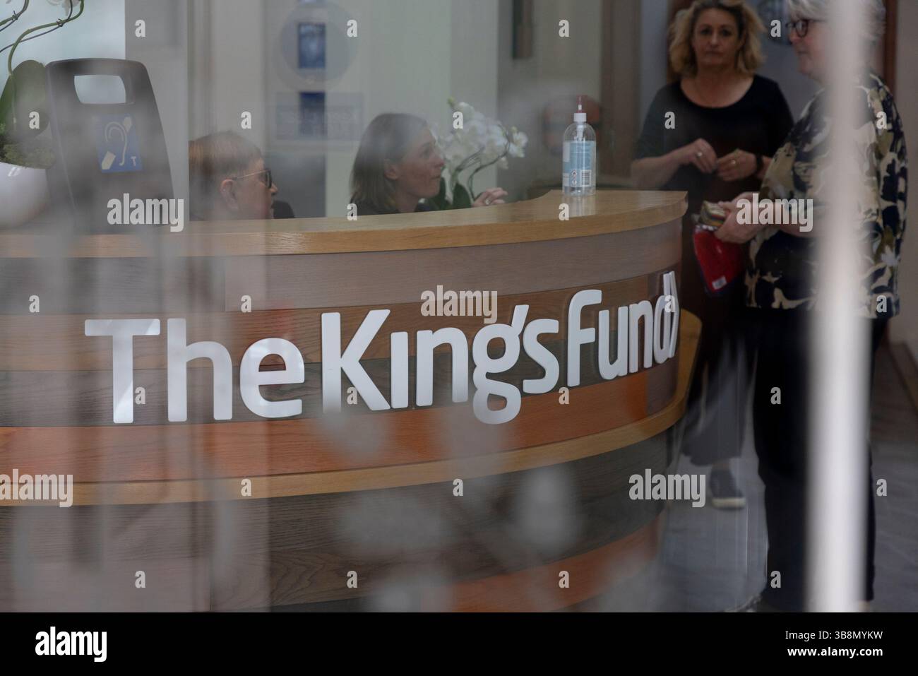 The King’s Fund, London. Rezeptionstresen am Eingang. Stockfoto