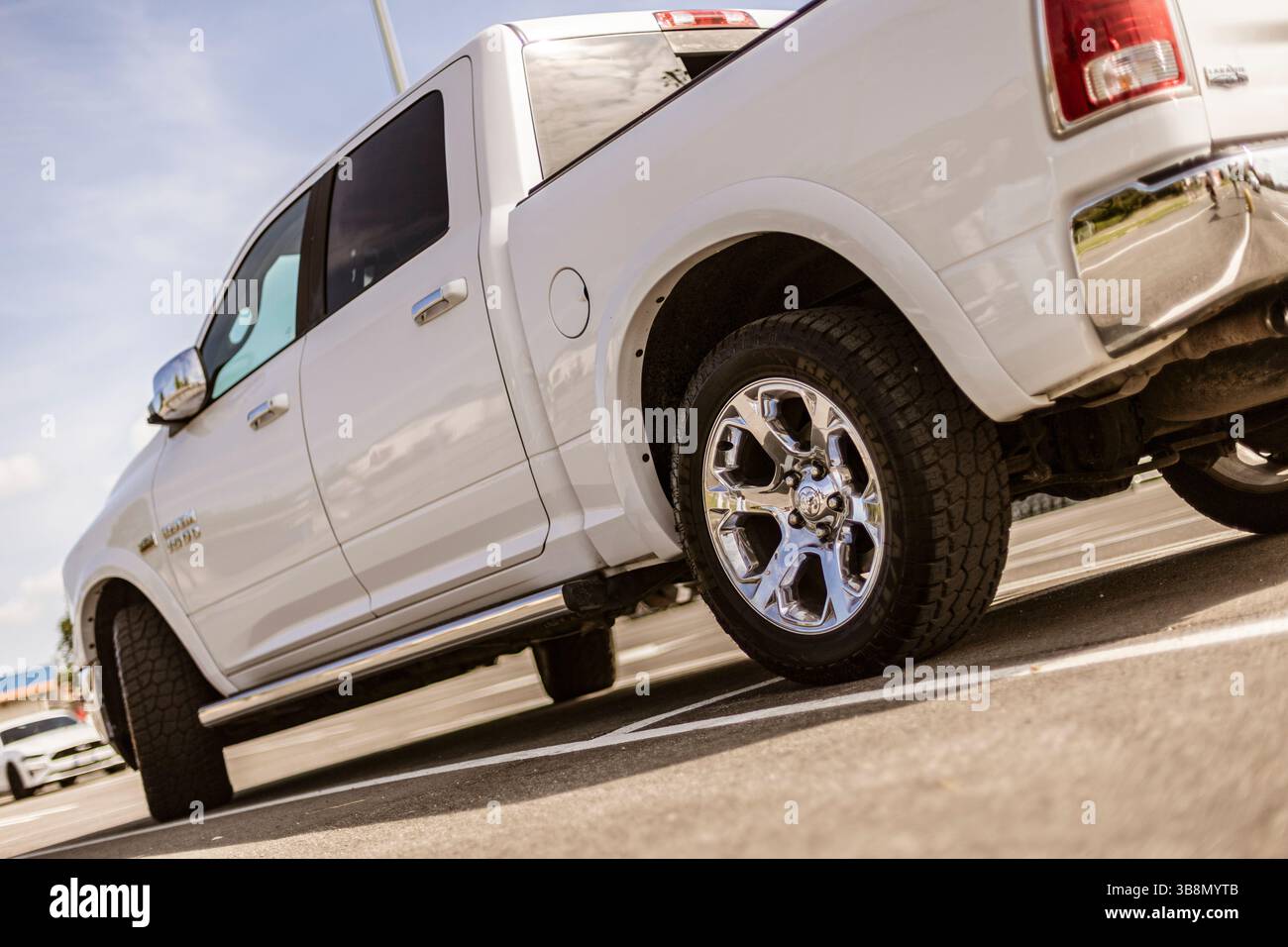 Rom, italien 4. Mai 2025: Glänzend weißer Rammwagen 1500 parkt auf Asphaltparkplatz an einem sonnigen Tag mit blauem Himmel Stockfoto