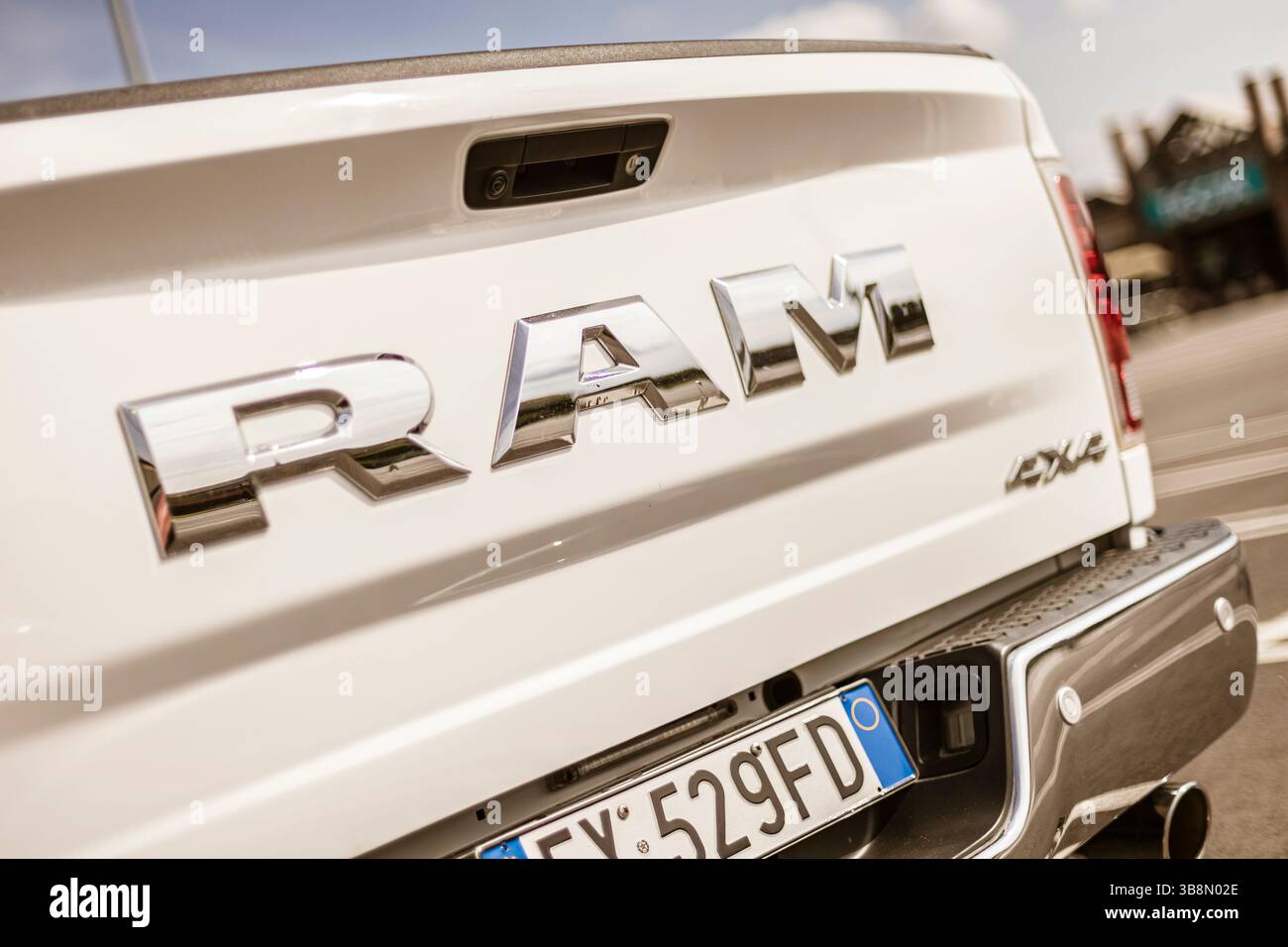 Rom, italien 4. Mai 2025: verchromtes RAM-Logo auf der weißen Heckklappe eines Pickup-Trucks des Typs RAM 1500, der draußen geparkt ist Stockfoto