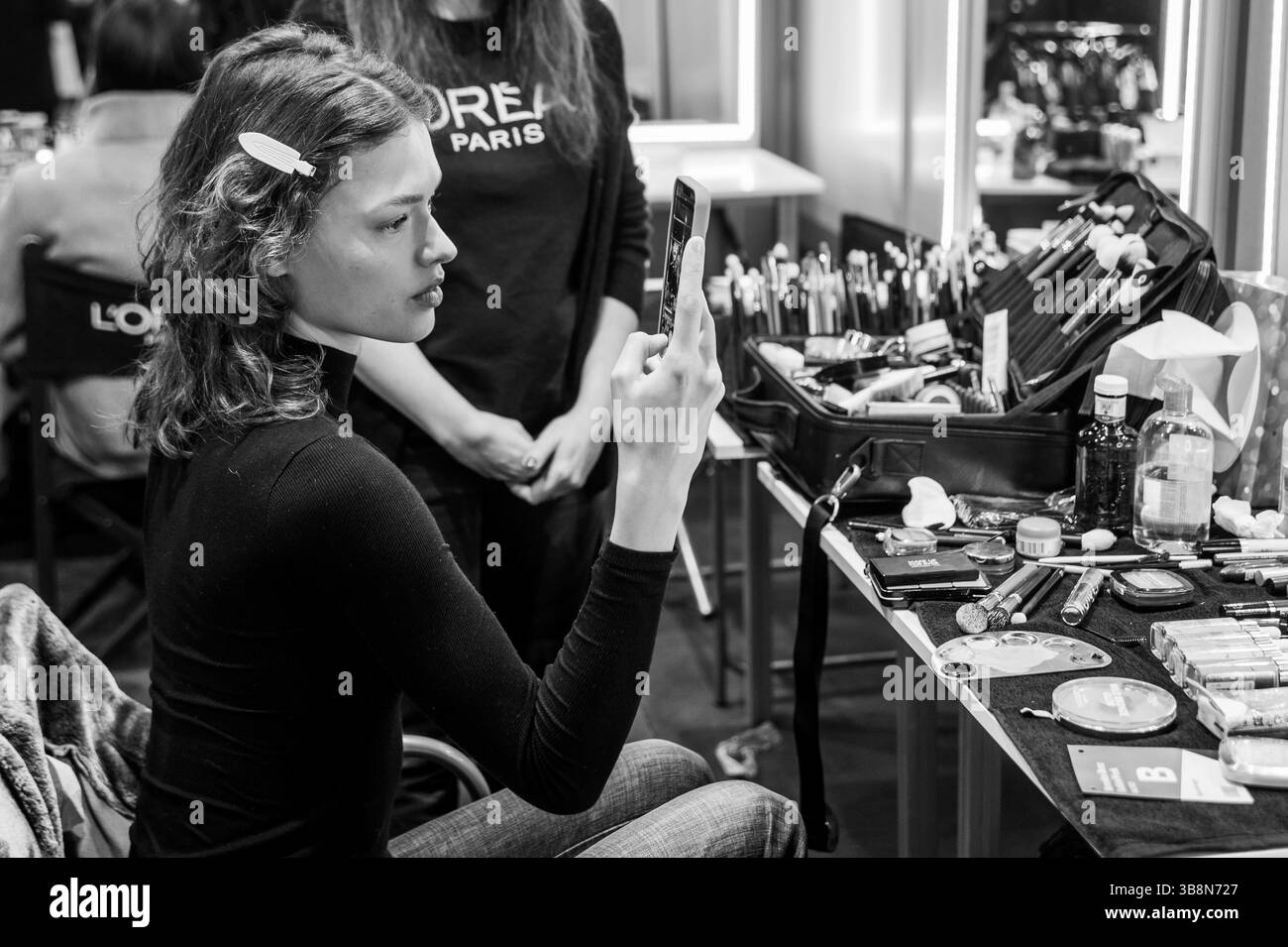 Februar 2024, Madrid, Spanien: BACKSTAGE MADRID MERCEDES BENZ FASHION WEEK.L'ORÃâ€°AL PARIS (Bild: © Oscar Manuel Sanchez/ZUMA Press Wire) Stockfoto