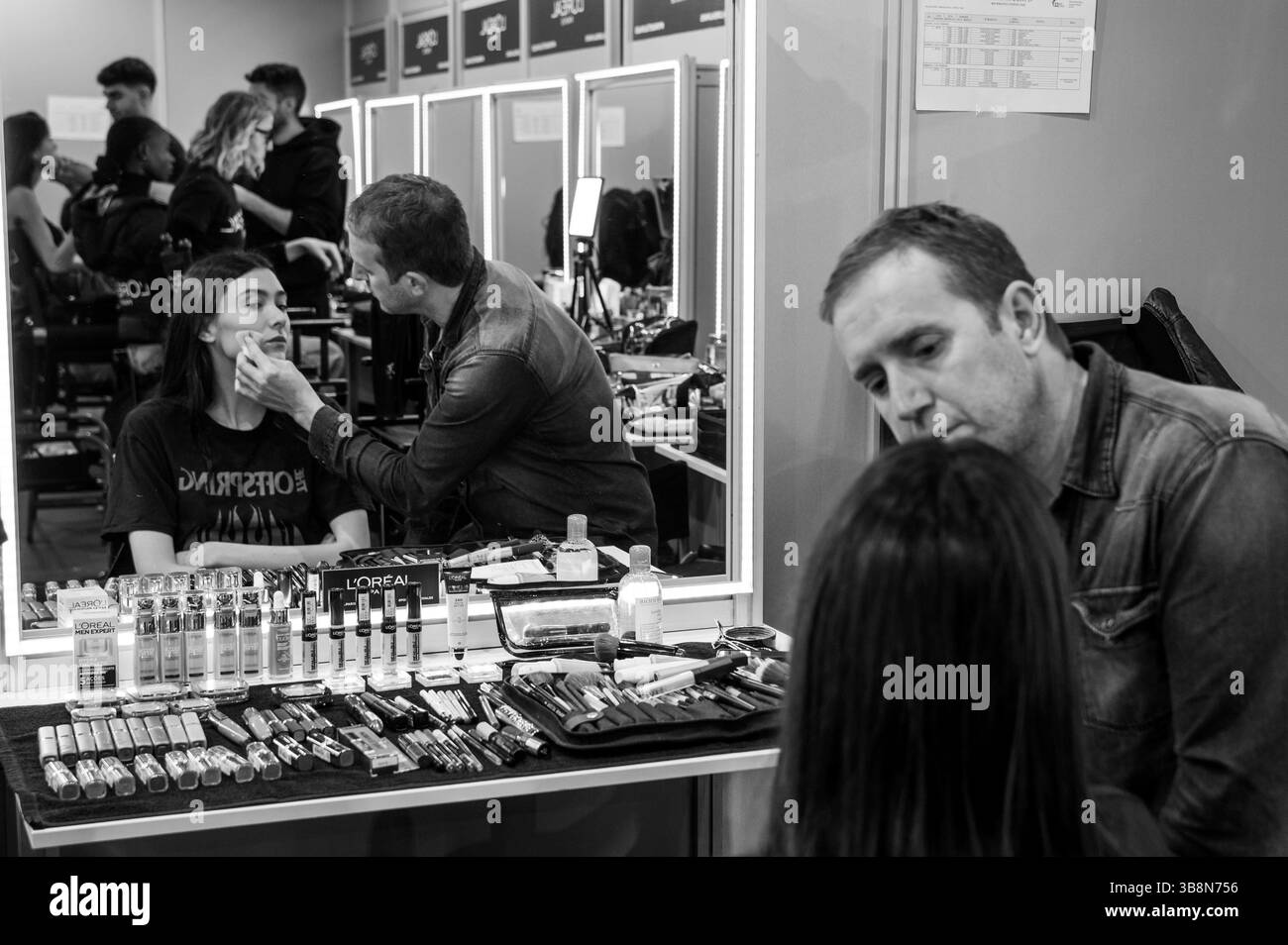 Februar 2024, Madrid, Spanien: BACKSTAGE MADRID MERCEDES BENZ FASHION WEEK.L'ORÃâ€°AL PARIS (Bild: © Oscar Manuel Sanchez/ZUMA Press Wire) Stockfoto