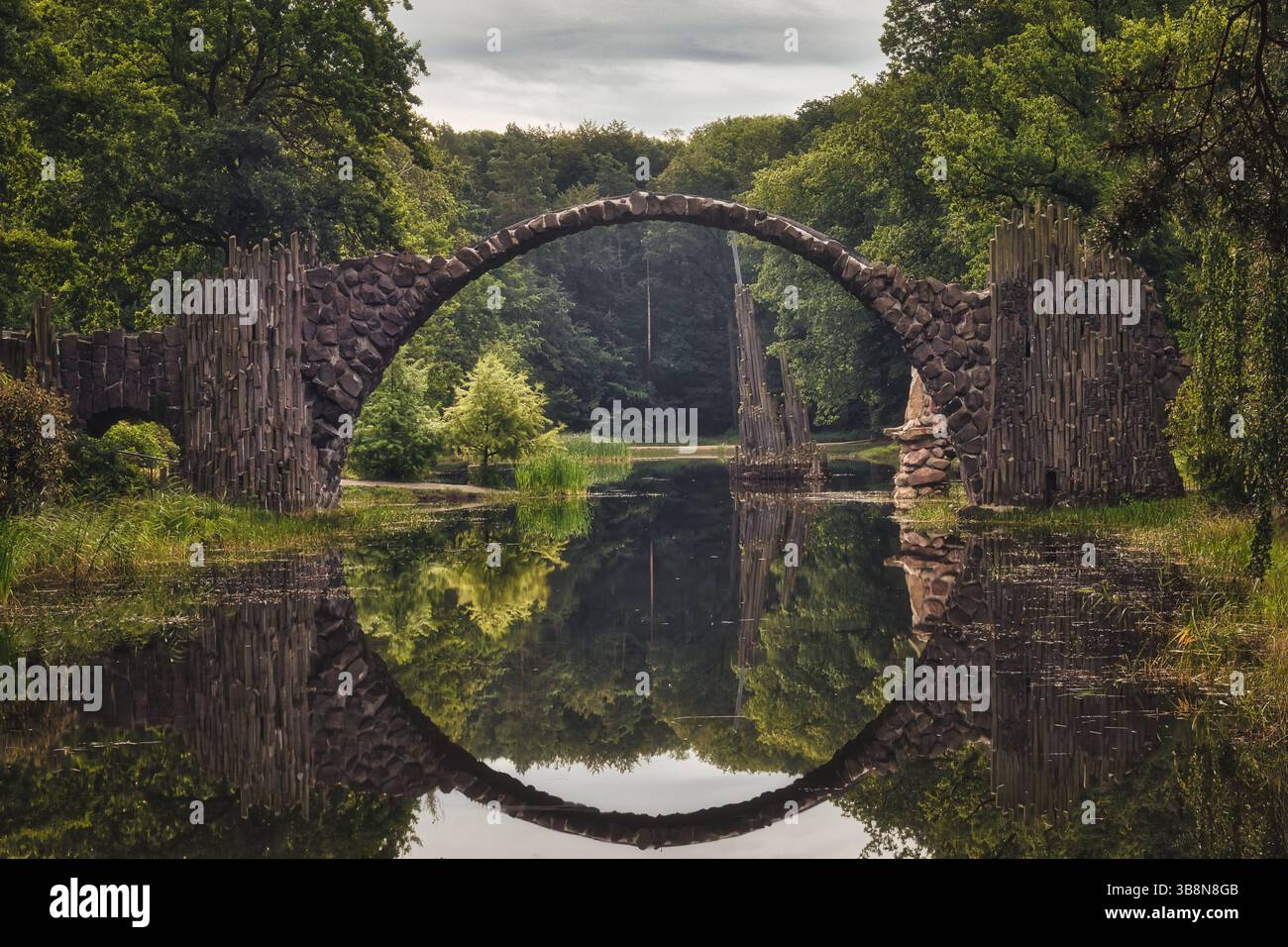 Rakotz-Brücke Teufelsbrücke Kromlau Deutschland mystisches Grün Stockfoto