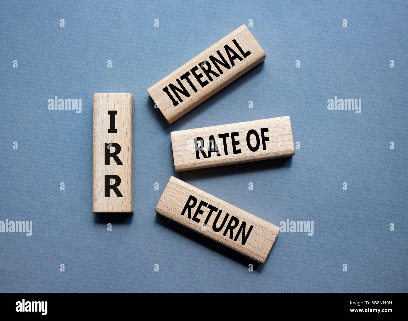 IRR – Symbol für interne Rückkehrrate. Konzeptwort IRR auf Holzwürfeln. Schöner grauer Hintergrund. Business und IRR-Konzept. Kopierbereich. Stockfoto