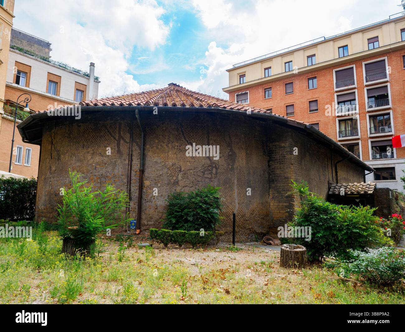 Eingang Auditorium di Mecenate, der einzige Überrest des architektonischen Komplexes, der zum Stadtteil Maecenas - Esquilino in Rom, Italien gehört Stockfoto