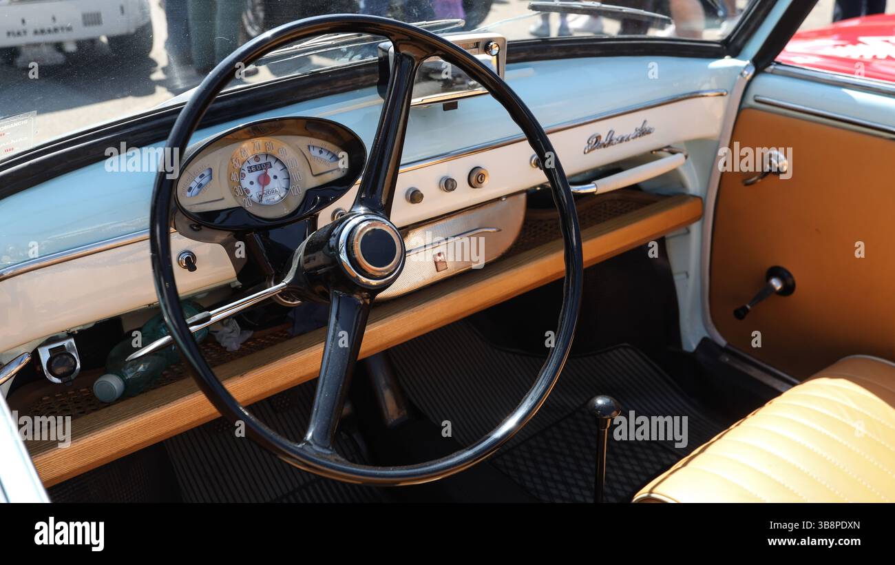 Innenraum von 1968 Autobianchi Bianchina auf der Veranstaltung des italienischen Autotages 2025 im Brooklands Museum, Weybridge, Surrey Stockfoto