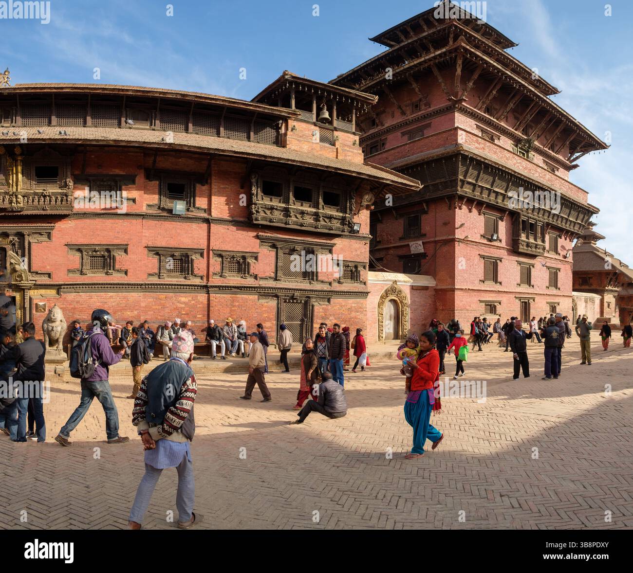 Touristen und Einheimische treffen sich am Patan Durbar Square, Nepal, um die historische Architektur und Kultur zu erleben. Stockfoto