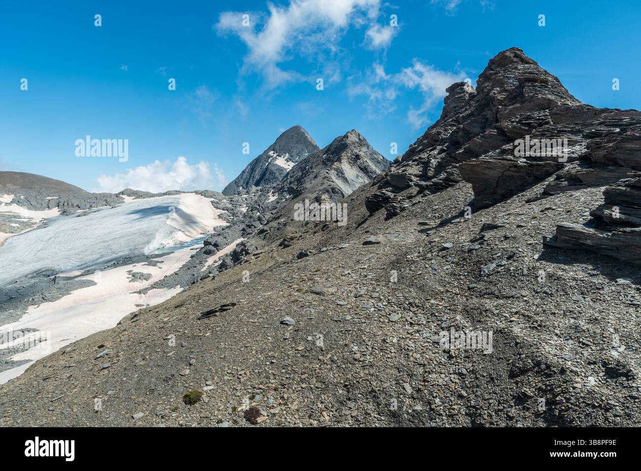 Blick auf den Berggipfel Rocciamelone und den Gletscher Rochemelon vom Passo della Novalesa in den Graischen Alpen an der italienisch-französischen Grenze im Sommer Stockfoto