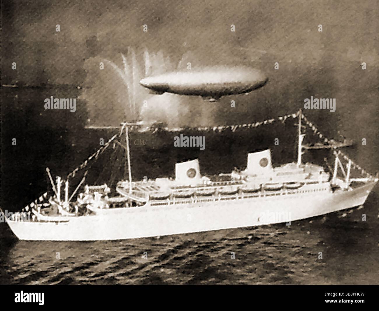 1953: Das schwedische Schiff Kungsholm wird in New York von einer US-Seefahrt und einem Feuerwehrwagen begrüßt. Gebaut von der de Schelde Werft in Vlissingen im Jahr 1953 , Niederlande für die Schwedische amerikanische Linie . Frau Kungsholm war ein kombiniertes Seefahrtschiff und Kreuzfahrtschiff. Später segelte sie für den Norddeutschen Lloyd und Hapag-Lloyd als MS Europa und für Costa Cruises als MS Columbus C. Sie traf am 29. Juli 1984 in Cadiz einen Wellenbrecher, wurde in Barcelona wieder flog und später verschrottet. --- Det svenska skeppet Kungsholm välkomnas to New York av ett amerikanskt luftskepp och en eldflott. Stockfoto