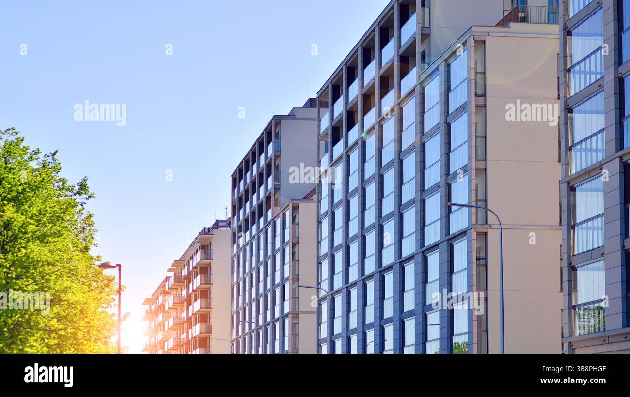 Umweltfreundliches Appartementgebäude spart Energie und frische Luft. Moderner Wohnblock in grüner Umgebung, Wohnwohnung und Luxushauskomplex. Stockfoto
