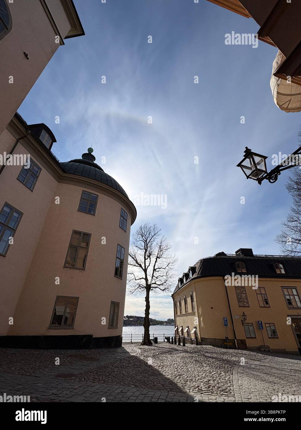 Stockholmer Architektur mit Kuppel und Blick aufs Wasser an einem sonnigen Tag in Riddarholmen - Smartphone-aufgenommenes Stockfoto