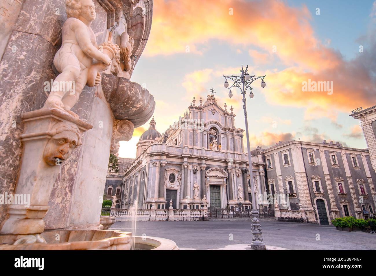 Piazza Duomo in Catania, Sizilien, Italien mit der Kathedrale Santa Agatha und Liotru und Fontana dell Elefante bei Sonnenaufgang Stockfoto