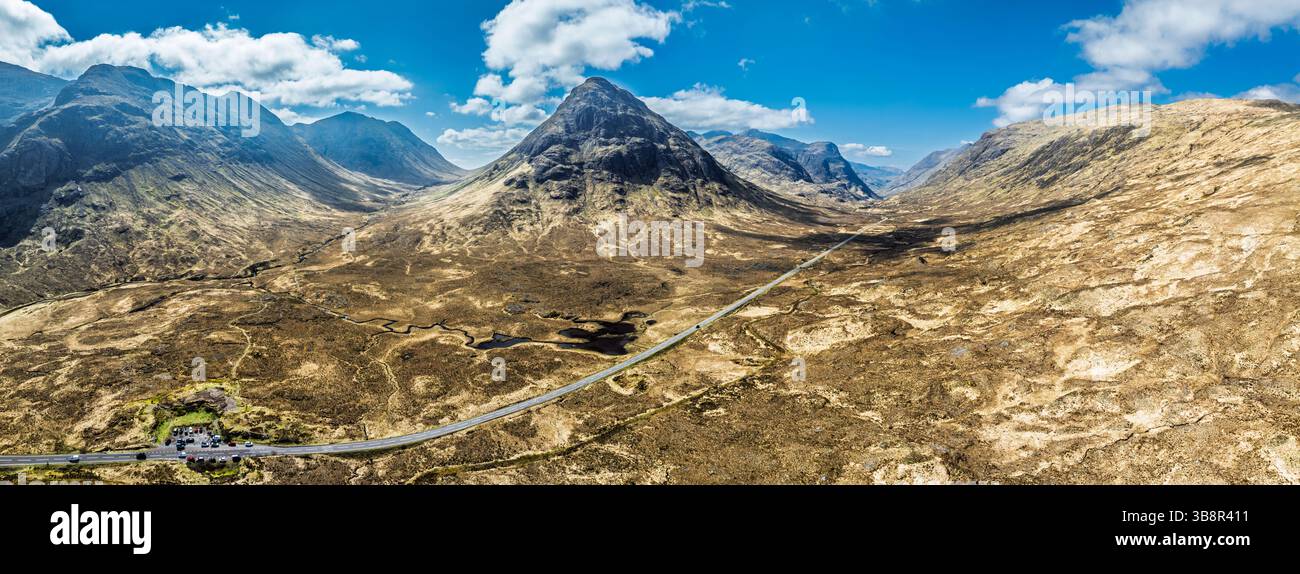 Buachaille Etive Beag und Three Sisters in Glencoe über Moors und der A82 von einer Drohne, Highlands, Schottland Stockfoto