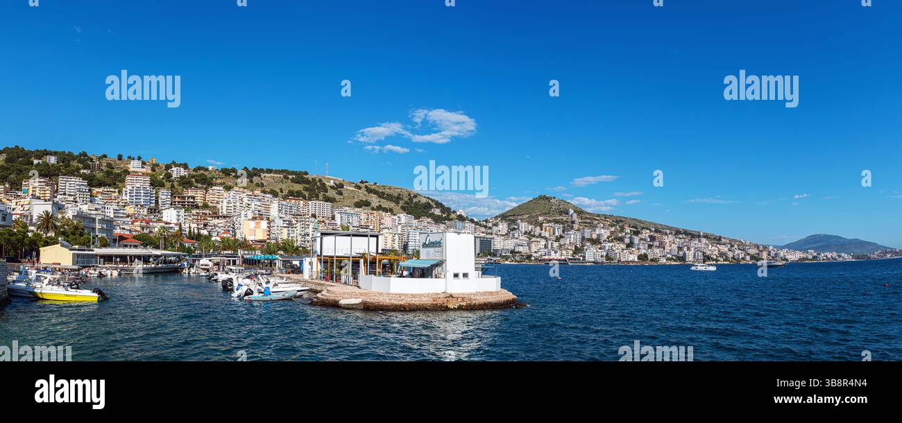 Wunderbares Frühlingsquartier im Hafen von Saranda. Herrliche Ionische Meereslandschaft. Aufregende Szene Albaniens. Stockfoto