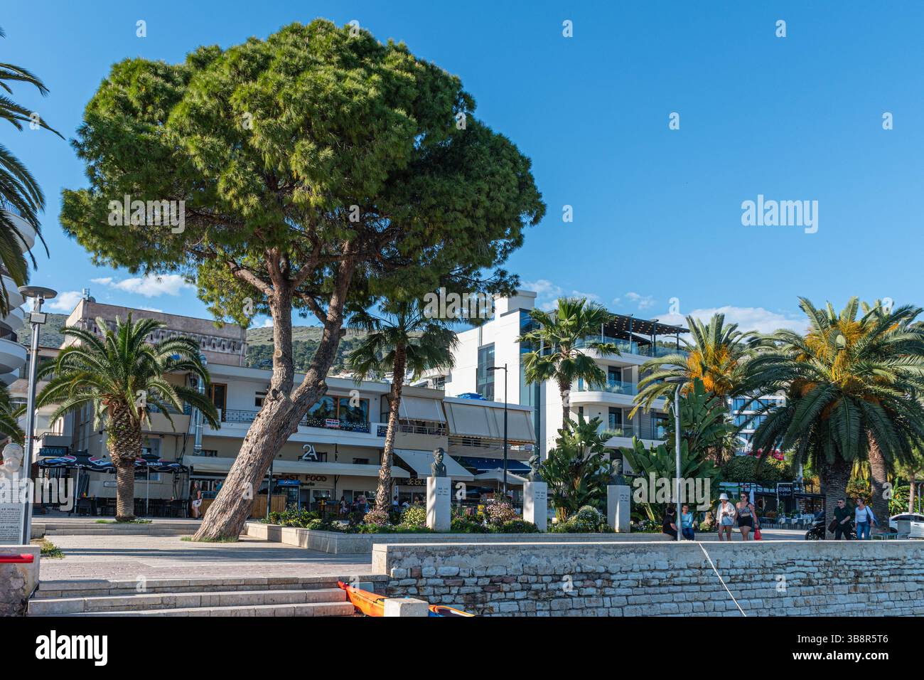 Wunderbares Frühlingsquartier im Hafen von Saranda. Herrliche Ionische Meereslandschaft. Aufregende Szene Albaniens. Stockfoto