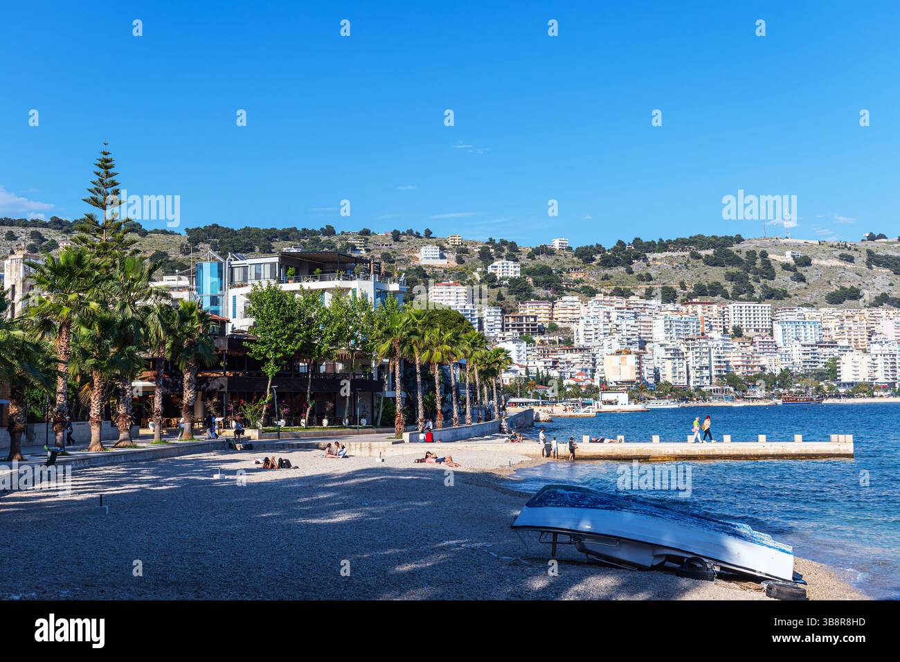 Wunderbares Frühlingsquartier im Hafen von Saranda. Herrliche Ionische Meereslandschaft. Aufregende Szene Albaniens. Stockfoto
