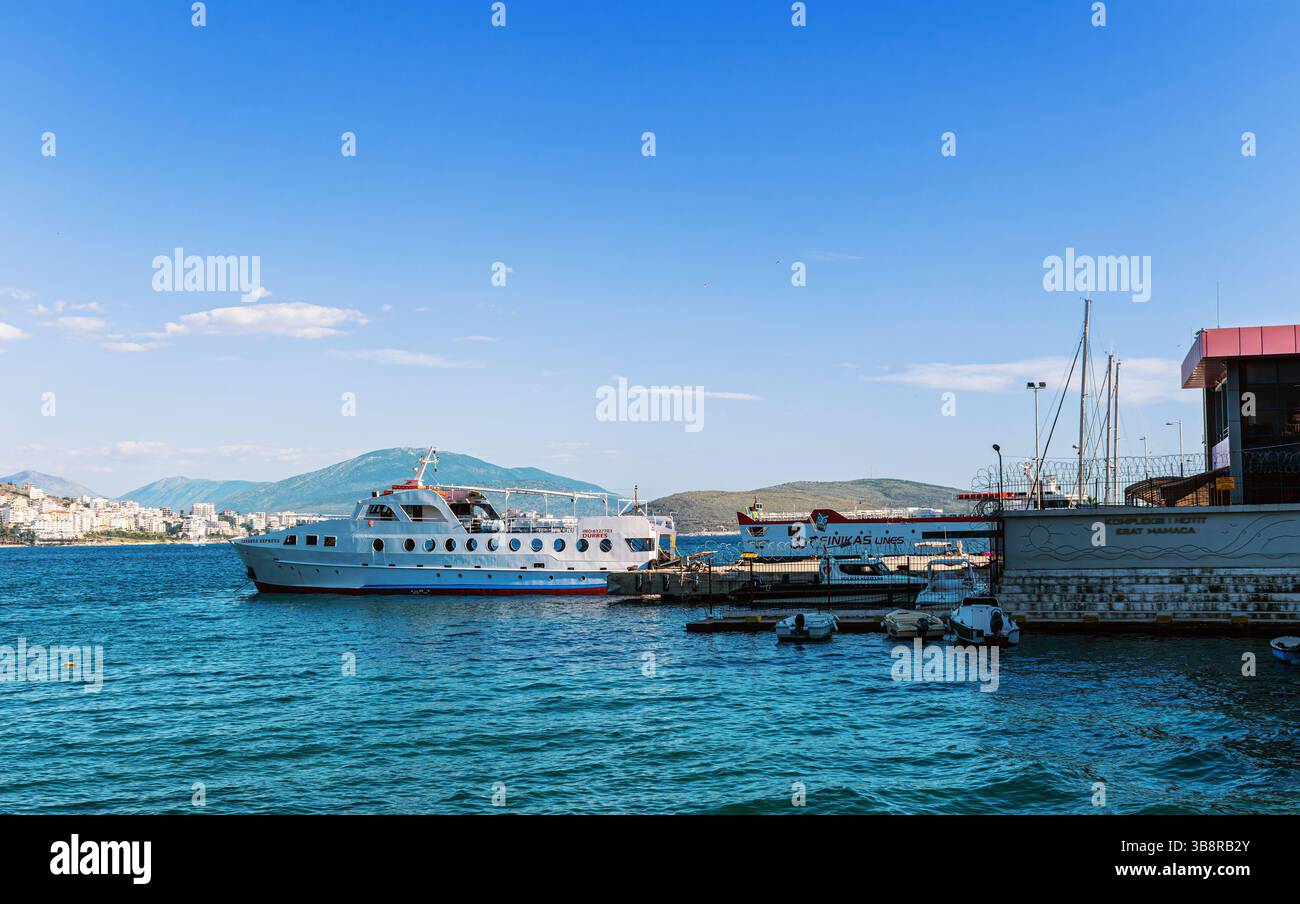 Wunderbares Frühlingsquartier im Hafen von Saranda. Herrliche Ionische Meereslandschaft. Aufregende Szene Albaniens. Stockfoto
