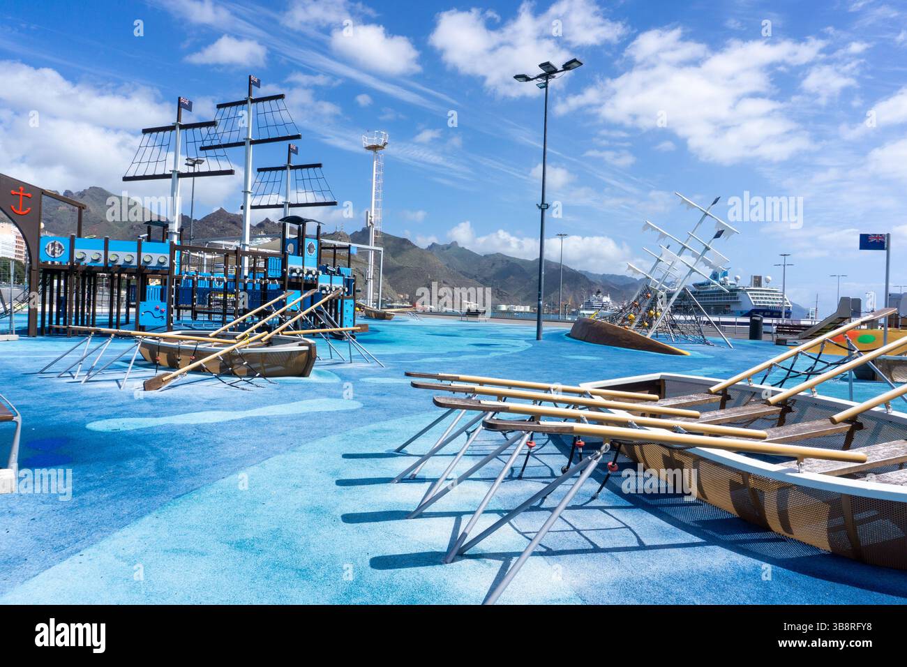 Weitwinkelblick auf den Parque de La Gesta Del 25 de Julio in Santa Cruz de Tenerife, dem größten Kinderpark Teneriffas mit Spielbereichen Stockfoto