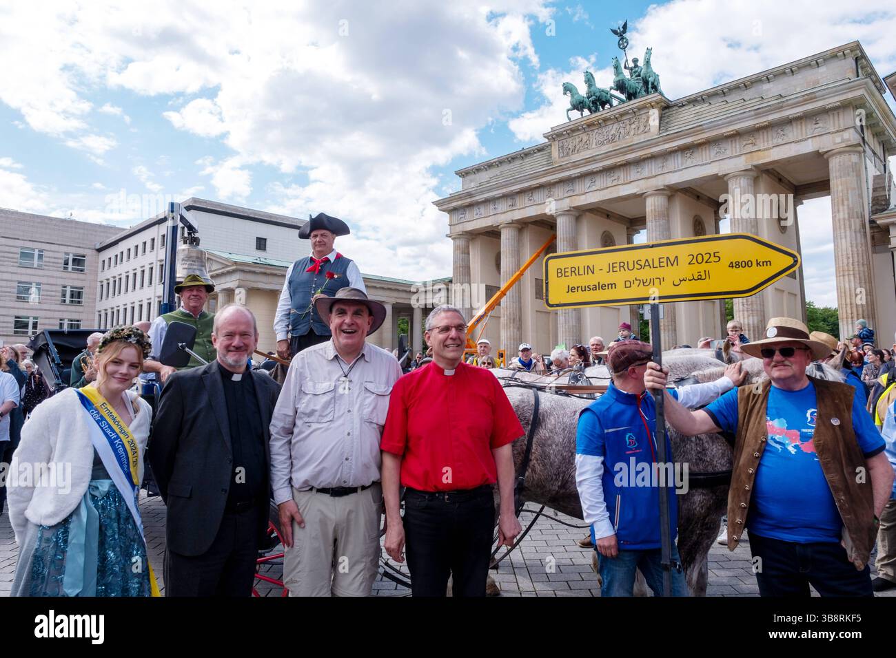 Änderungsantrag 80. Jahrestag der Kapitulation des NS-Regimes und des Endes des Zweiten Weltkriegs in Europa startete am Donnerstag 08.05.2025 vor dem Brandenburger Tor in Berlin ein Friedenstreck mit Pferd und Wagen. Foto v.l.: Kim Wagner, Generalsuperintendent Kristof Balint Kristof Balint, Baeckermeister Karl-Dietmar Plentz, Pfarrer Helmut Kautz von der Evangelischen Kirche Berlin-Brandenburg-schlesische Oberlausitz Ziel der fast 5,000 Kilometer langen Fahrt durch mehr als zehn Länder ist der nahe Osten. Dort soll zu Weihnachten in Jerusalem eine aus Militaerschrott gegossene Friedensglocke an eine Schu Stockfoto