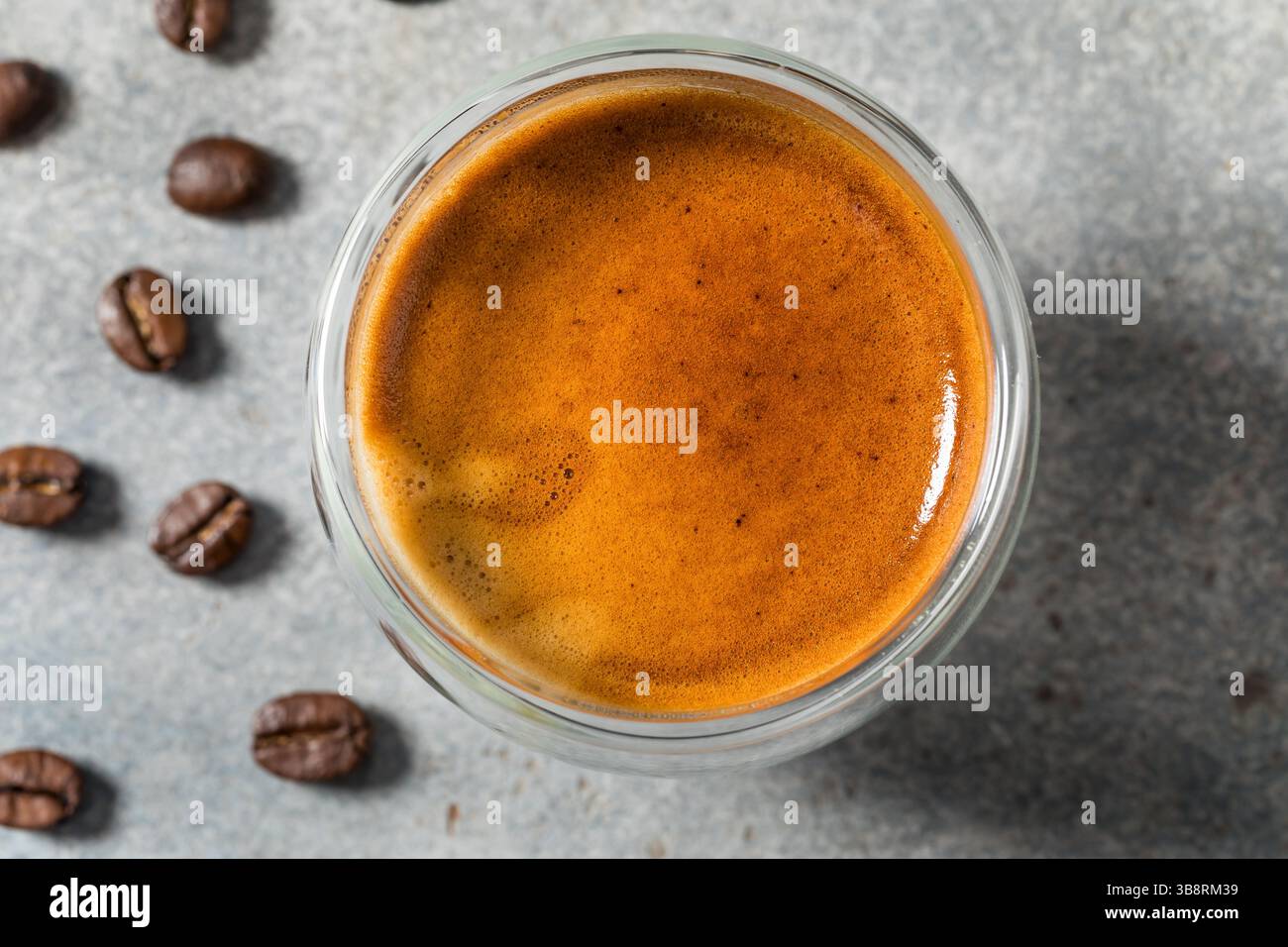 Heißer, erfrischender Espresso-Kaffee in einer Glasschale Stockfoto