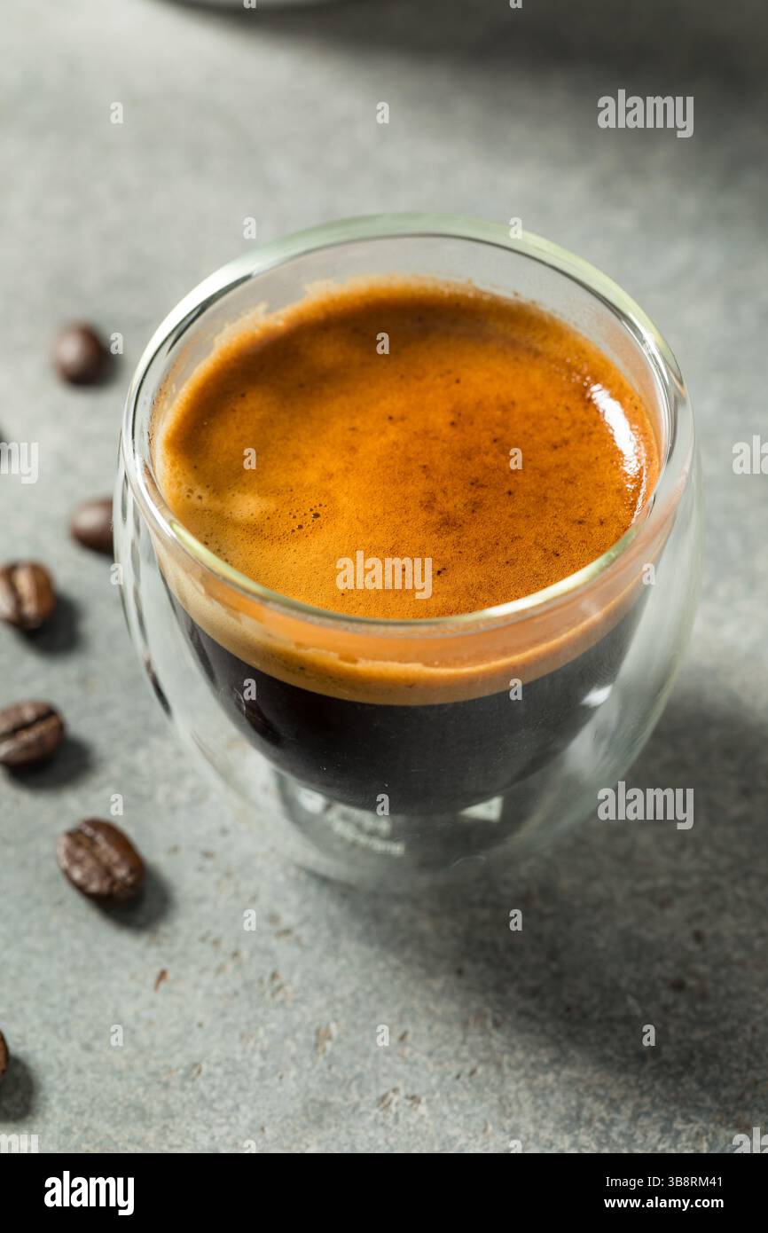 Heißer, erfrischender Espresso-Kaffee in einer Glasschale Stockfoto
