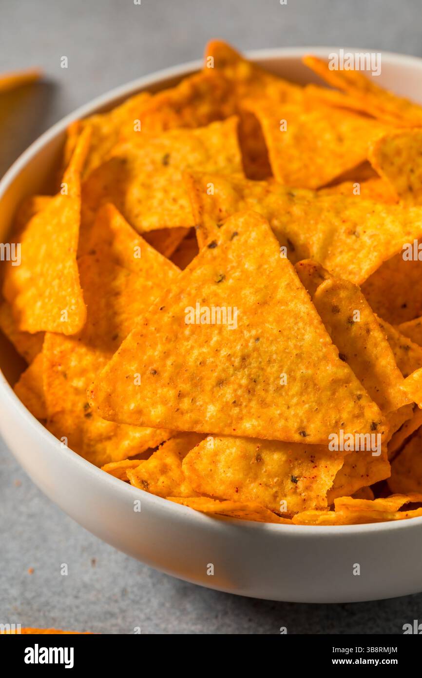 Salzige Nacho-Käse-Tortilla-Chips in einer Schüssel Stockfoto