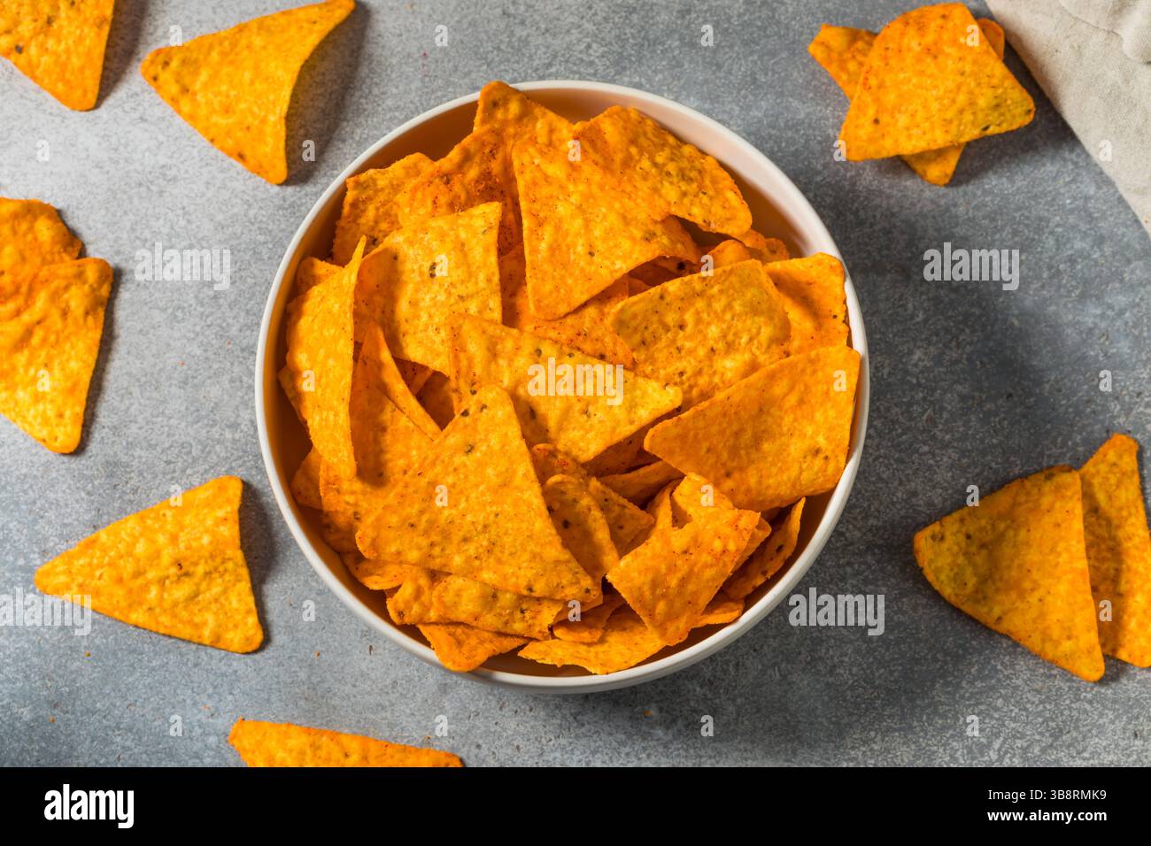 Salzige Nacho-Käse-Tortilla-Chips in einer Schüssel Stockfoto