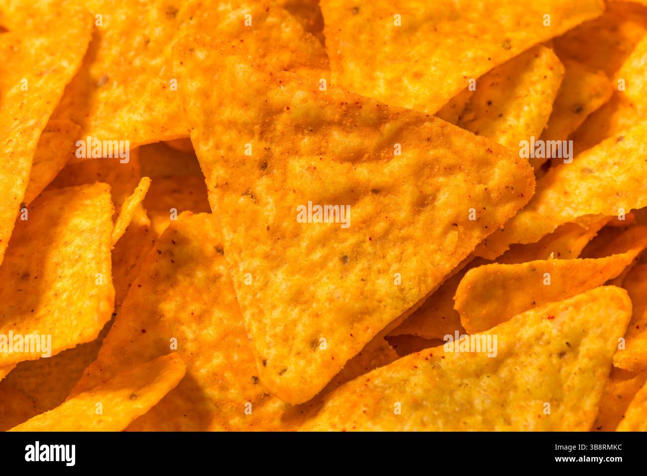 Salzige Nacho-Käse-Tortilla-Chips in einer Schüssel Stockfoto