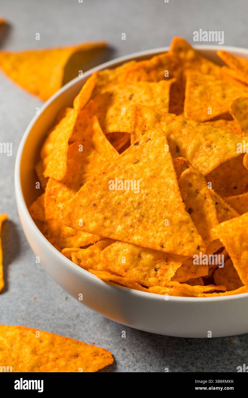 Salzige Nacho-Käse-Tortilla-Chips in einer Schüssel Stockfoto