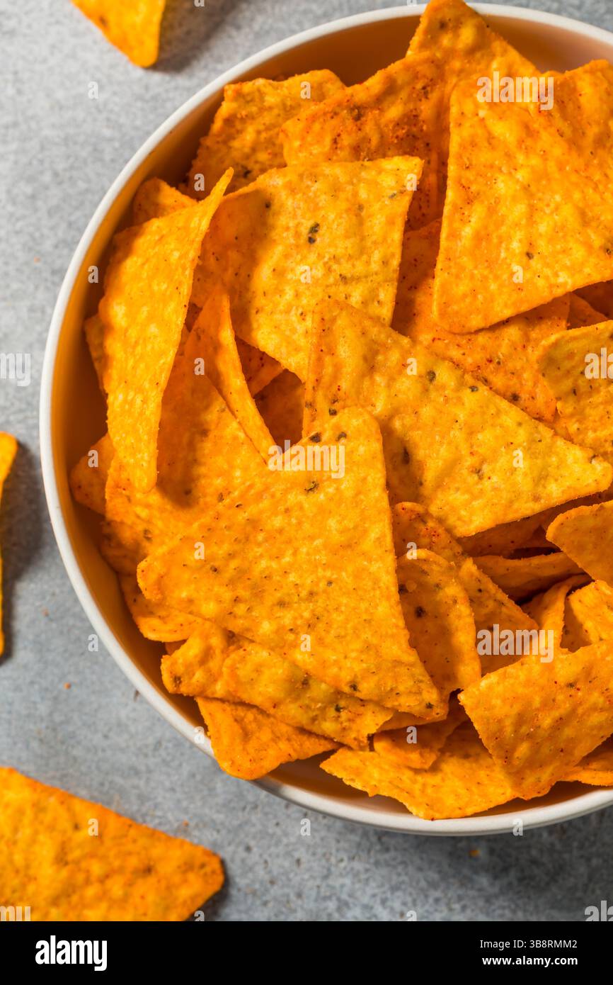 Salzige Nacho-Käse-Tortilla-Chips in einer Schüssel Stockfoto