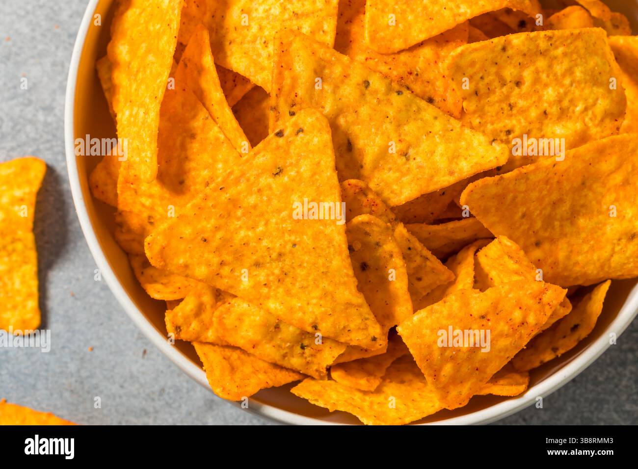 Salzige Nacho-Käse-Tortilla-Chips in einer Schüssel Stockfoto