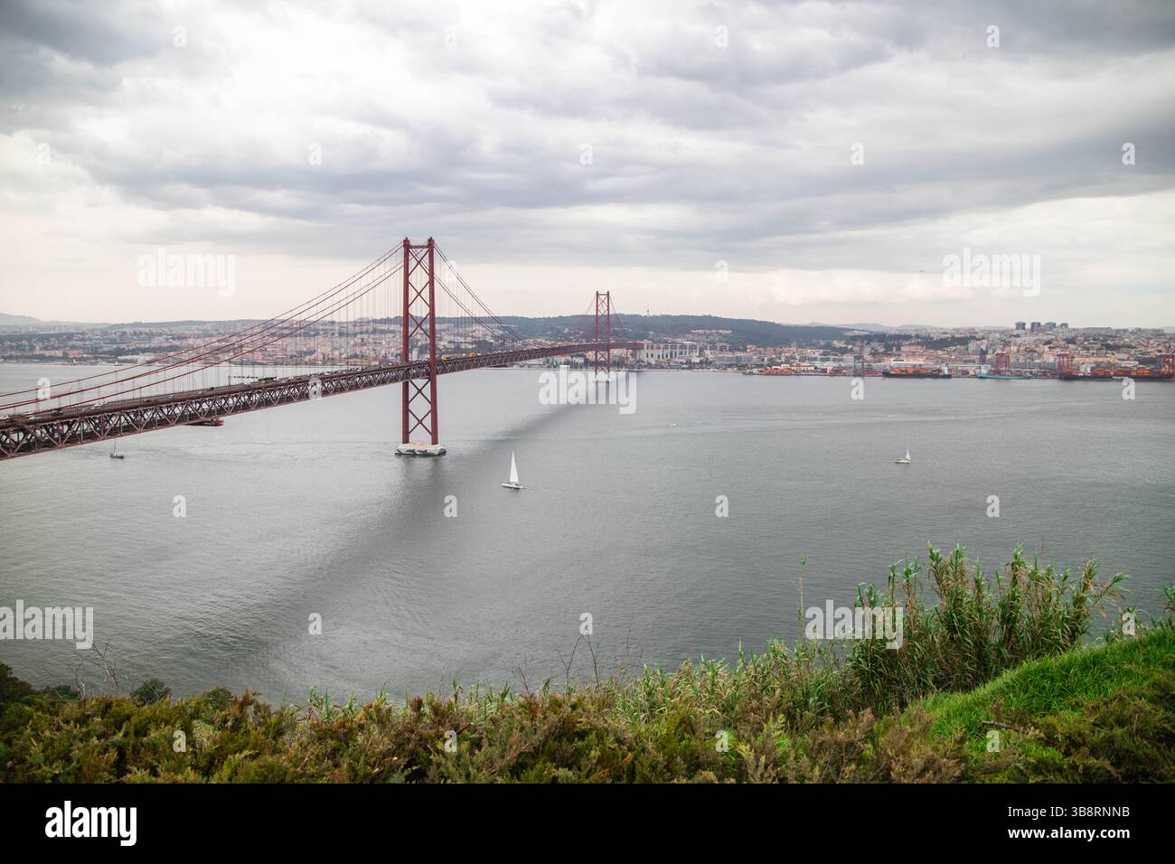Blick auf die Brücke vom 25. April vom Heiligtum des Christkönigs Stockfoto
