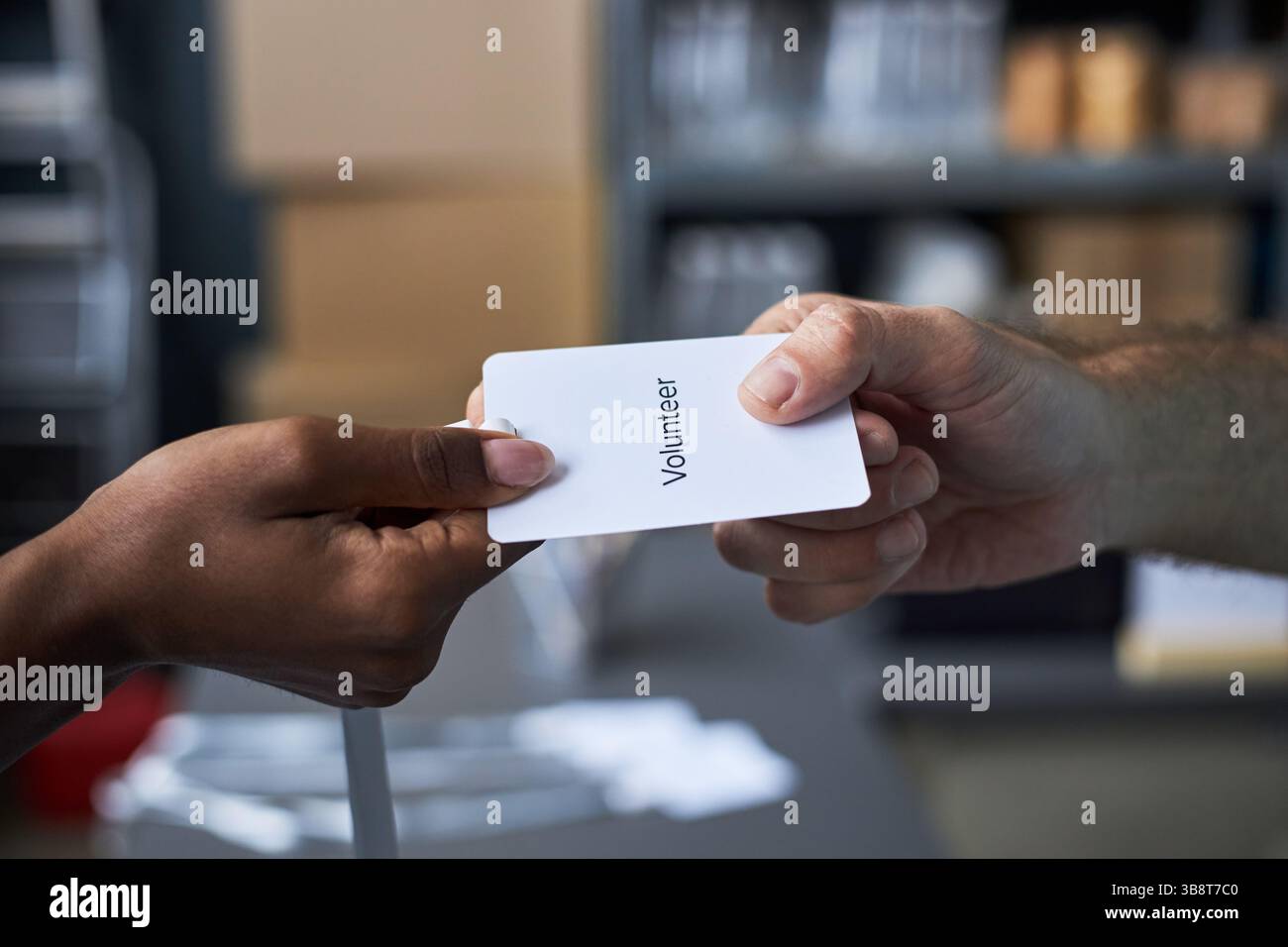 Aushändigung des Freiwilligenausweises in der Büroumgebung Stockfoto