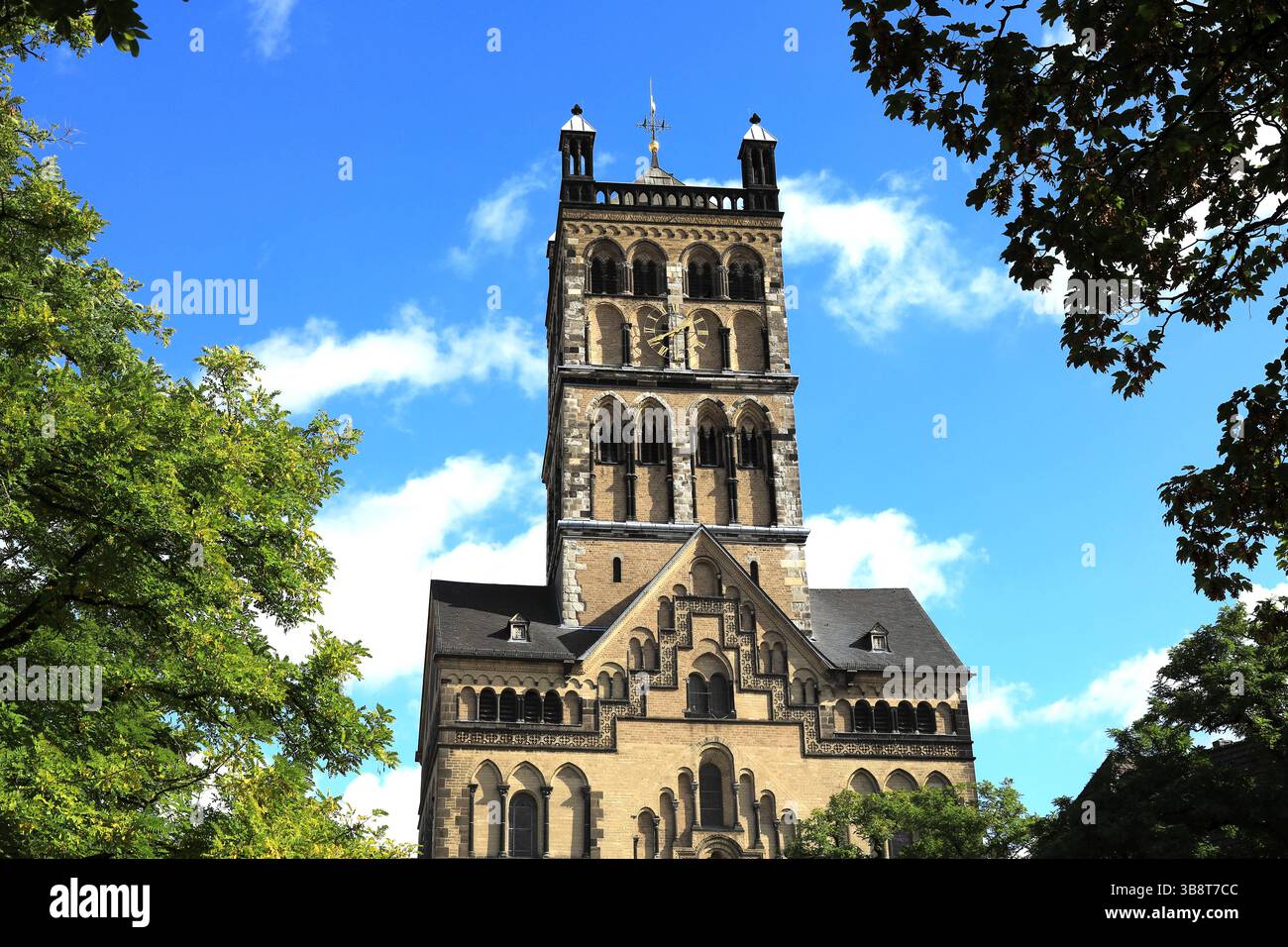 Quirinus-Münster, Kirche im Rheinischen Übergangsstil, Wahrzeichen der Stadt Neuss, Neuß, Rheinkreis Neuss, Nordrhein-Westfalen, Deutschland Stockfoto
