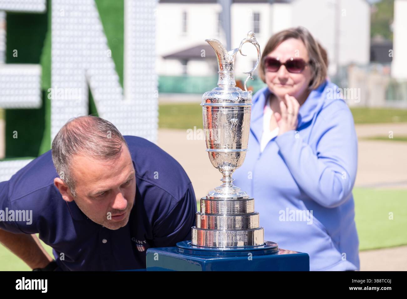 Derry / Londonderry, Nordirland - 7. Mai 2025: Open Championship Golf Claret Jug auf der öffentlichen Ausstellung am Ebrington Square für das 153. Open Stockfoto
