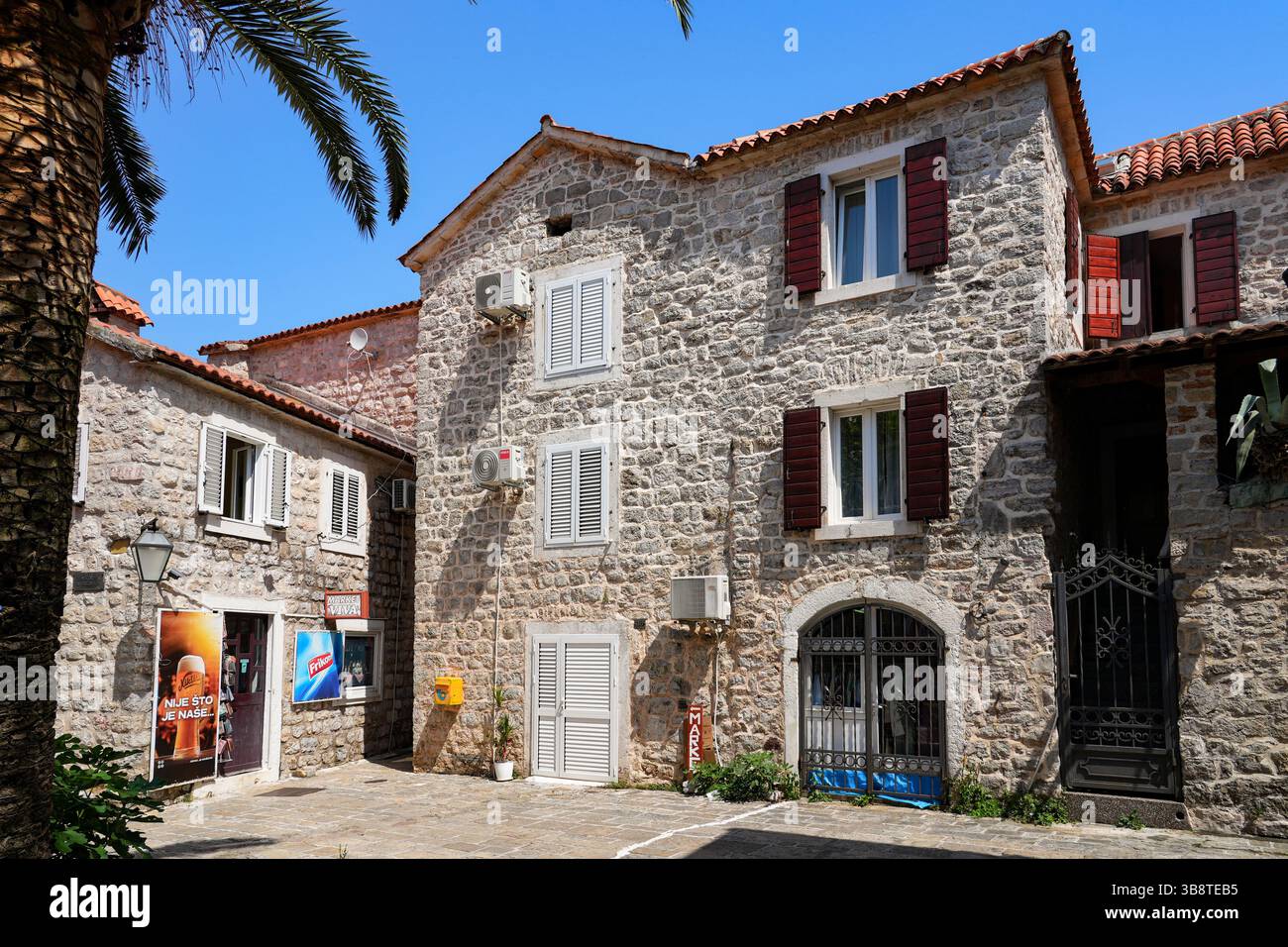 Steinhaus in der Altstadt von Budva, einer ummauerten Küstenstadt, die von der Republik Venedig an der Küste der Adria in Montenegro erbaut wurde Stockfoto