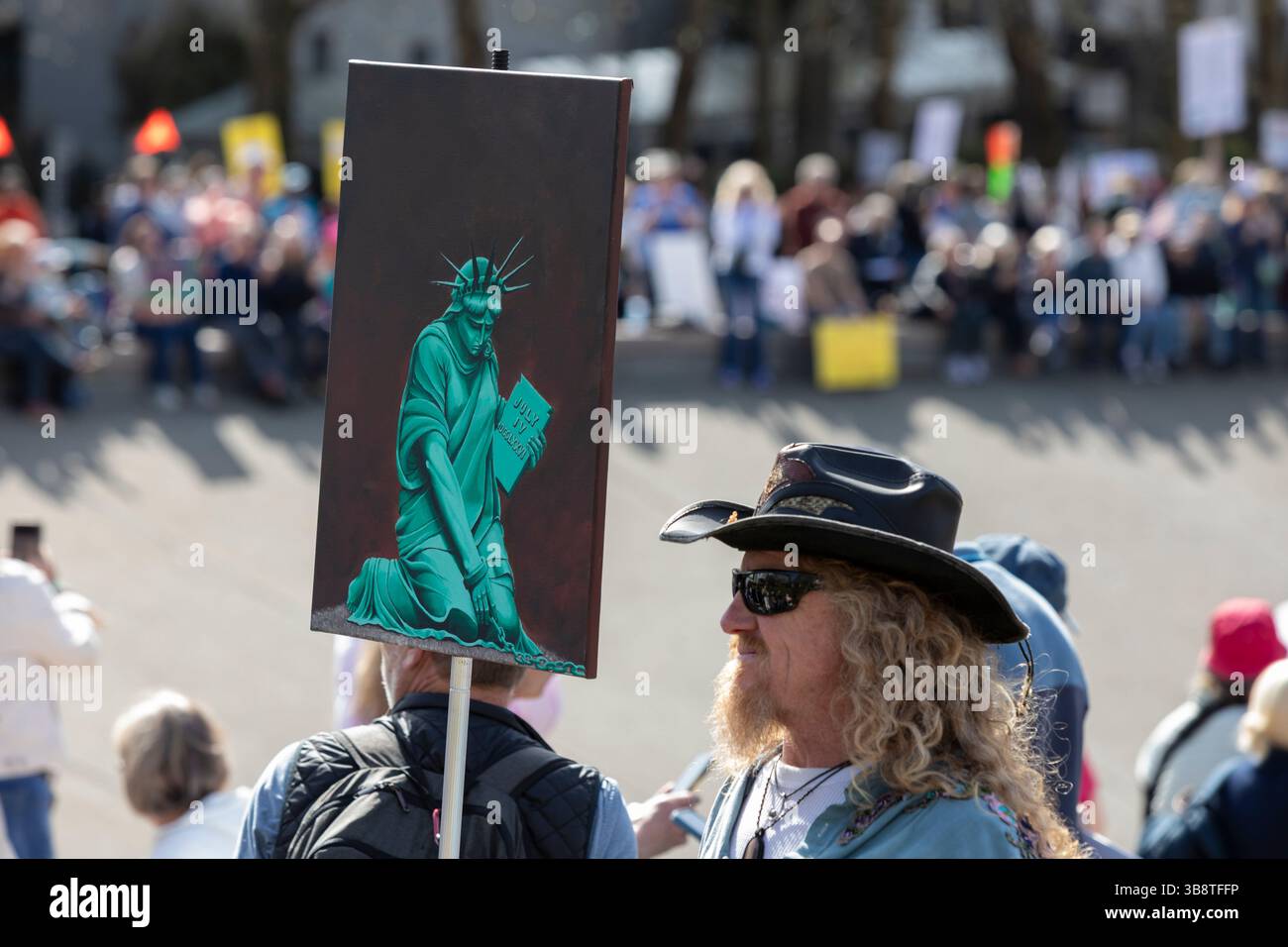 Tausende von Demonstranten und Unterstützern versammeln sich im Seattle Center zum „Hands Off!“ Rallye in Seattle am Samstag, 5. April 2025. Der Protest ist Teil Stockfoto