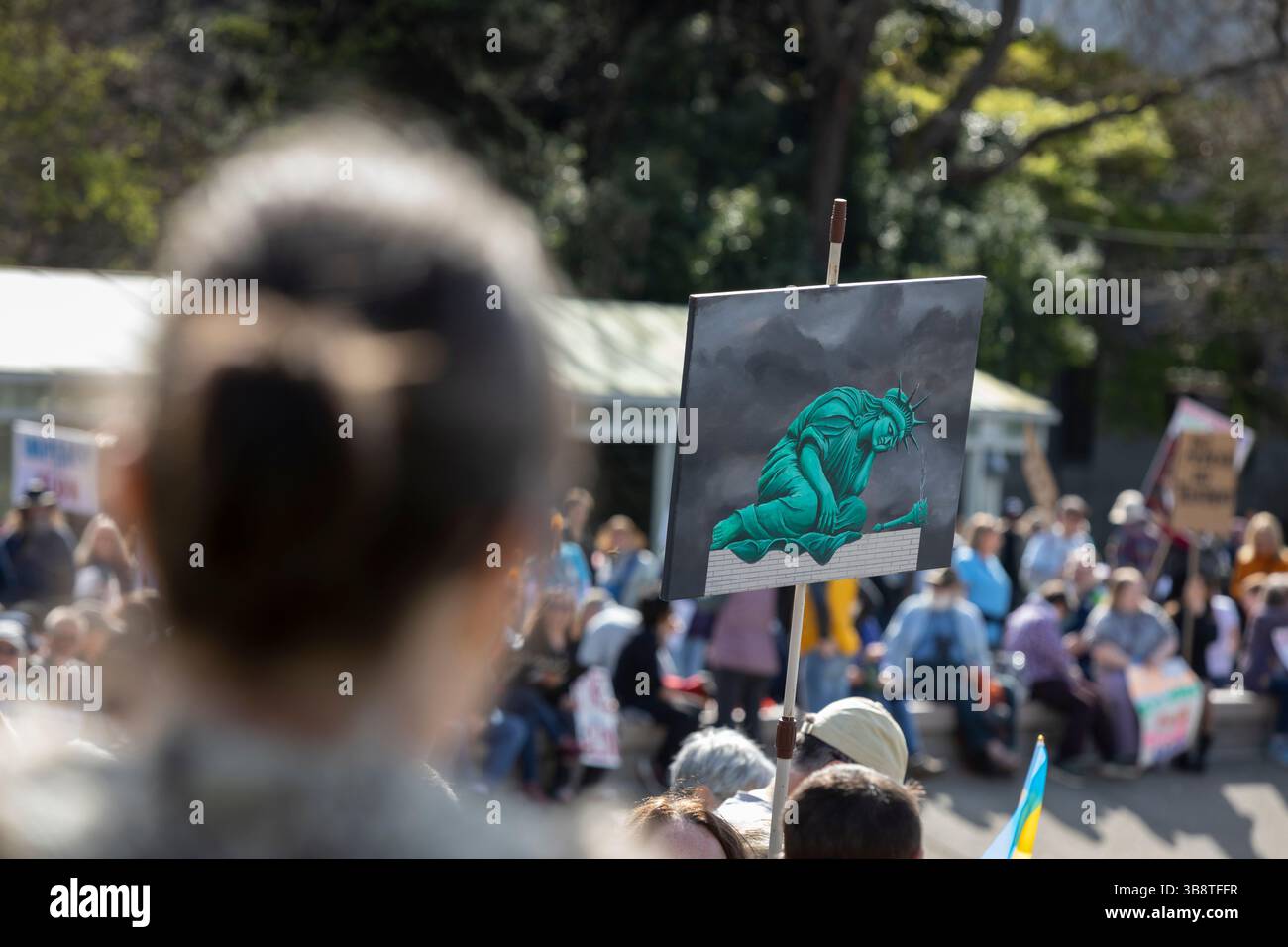 Tausende von Demonstranten und Unterstützern versammeln sich im Seattle Center zum „Hands Off!“ Rallye in Seattle am Samstag, 5. April 2025. Der Protest ist Teil Stockfoto
