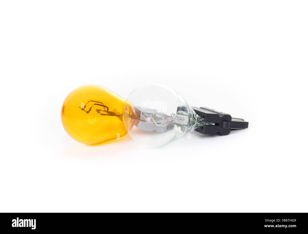 Gelbe und klare Miniatur-Glühlampe. Blinkleuchten für Fahrzeugscheinwerfer. Gelbes Licht ausgebrannt. Glühlampe für Fahrtrichtungsanzeiger oder Anzeigelampe. Selektiv Stockfoto