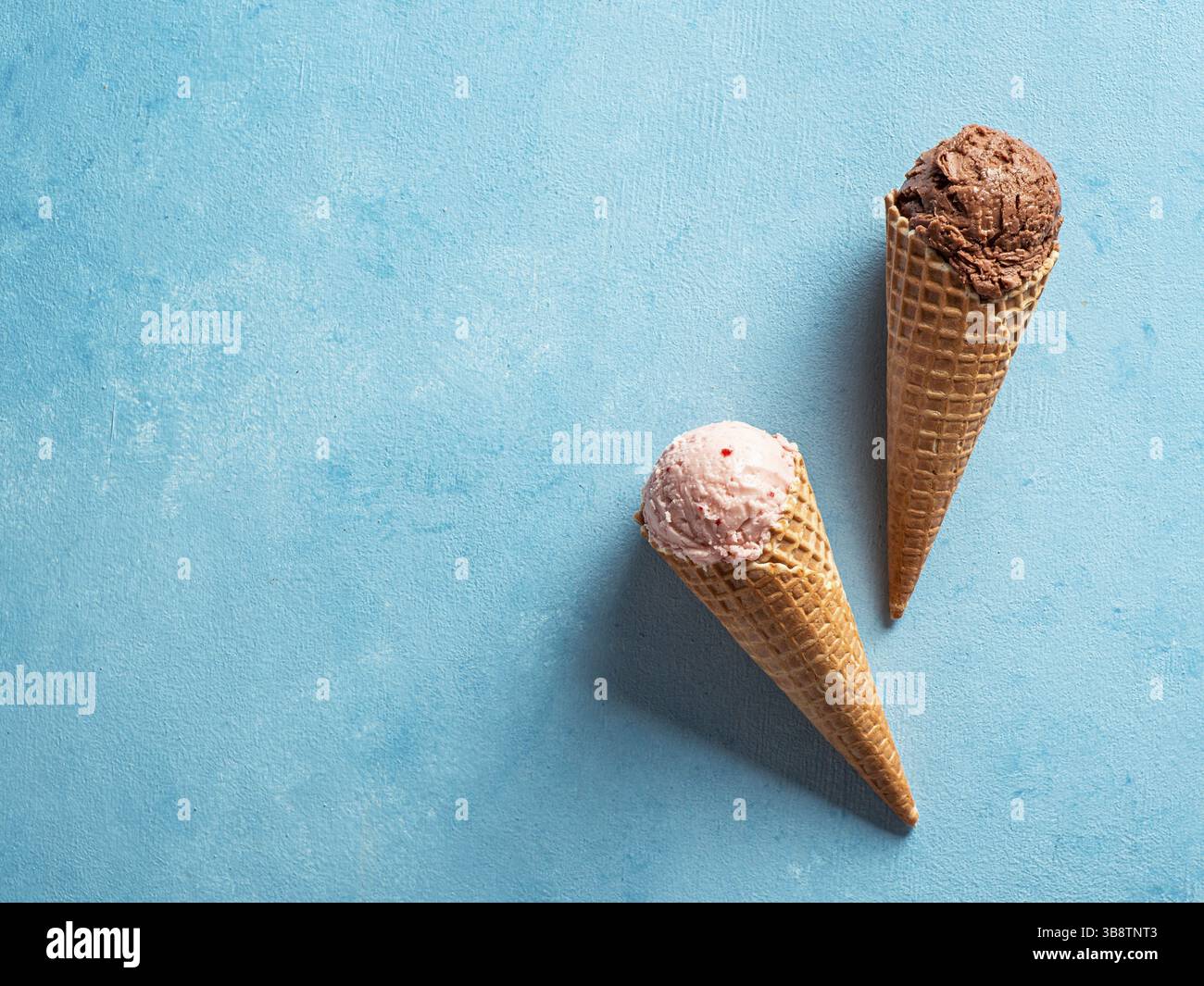 Verschiedene Eis Schaufeln in Kegel mit kopieren. Bunte Eis in der Waffel mit Schokolade, Erdbeere, Heidelbeere, Pistazien oder Matcha, Kekse chocola Stockfoto