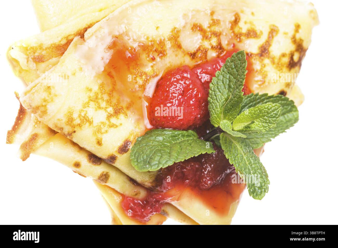 Crepes mit Erdbeer-Marmelade und Minze isoliert auf weißem Hintergrund Stockfoto