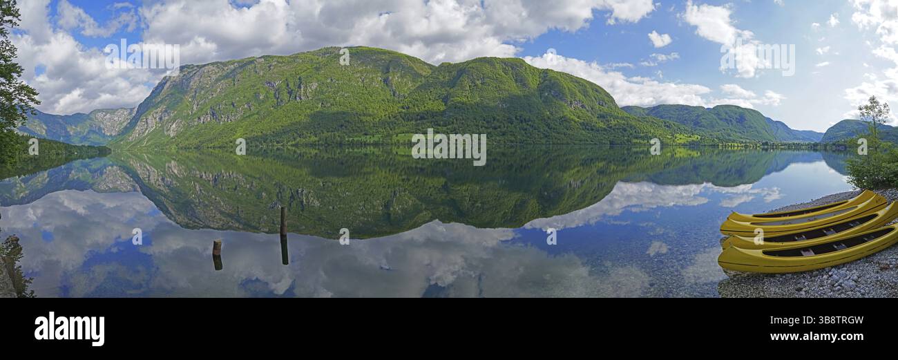 Gelbe Kajaks am Ufer, Gebirgszüge im Bohinj-See, Nationalpark Triglav, Julische Alpen, Region Gorenjska oder Oberkarniola, Slowenien Stockfoto
