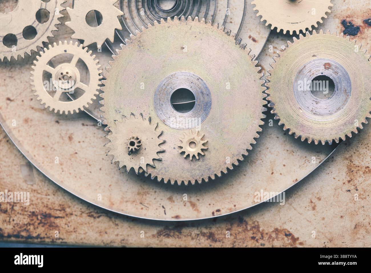 Steampunk-Hintergrund von mechanischen Uhren Details über alte Metall Hintergrund. Im Inneren der Uhr, Zahnräder Stockfoto