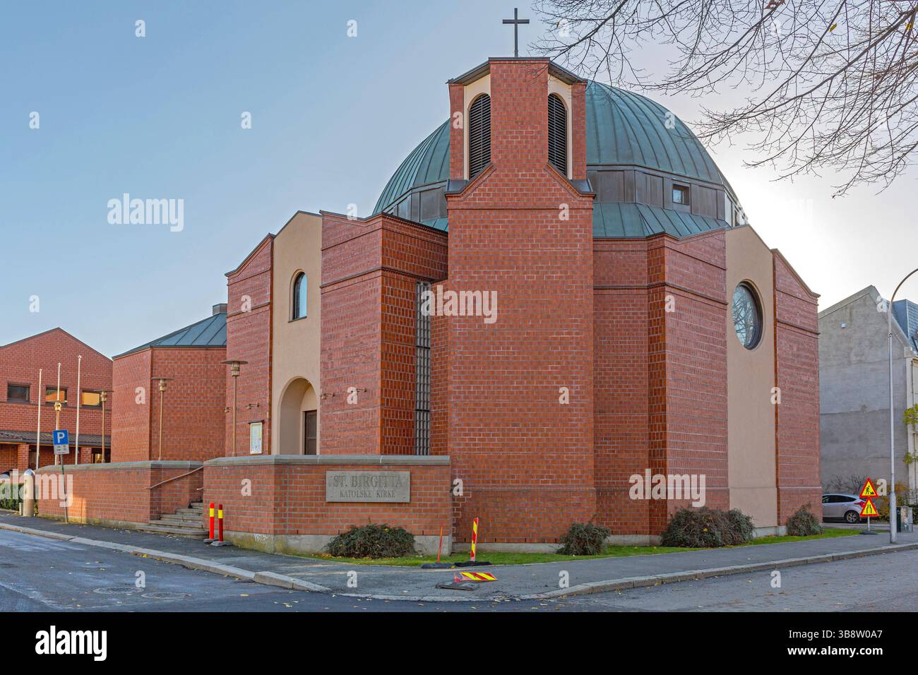 Fredrikstad, Norwegen - 28. Oktober 2016: St. Birgitta Catholic Church Red Bricks Building am Herbsttag. Stockfoto