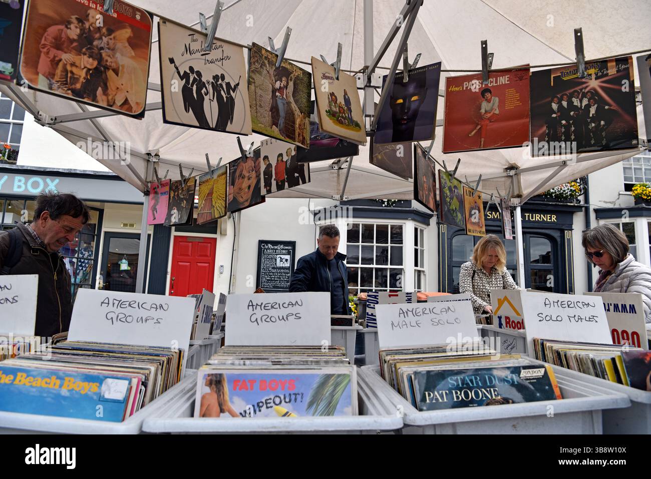 Leute, die auf dem Plattenstand von Alresford Brocante (Flohmarkt), Alresford, Hampshire, Großbritannien, stöbern Stockfoto