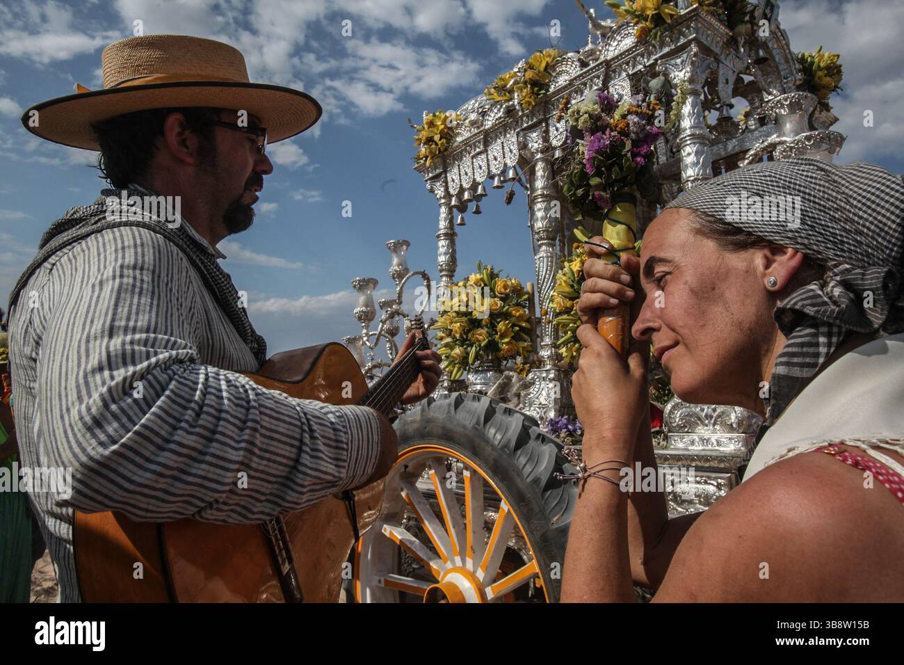 22. Mai 2015, El Rocio, Huelva, Spanien: Jedes Jahr versammeln sich die Gläubigen zur Pilgerfahrt nach El Rocio von Sanlucar de Barrameda zum Dorf El Rocio durch den Nationalpark DoÃ±ana (Foto: © Baciu Cristian/ZUMA Press Wire) Stockfoto