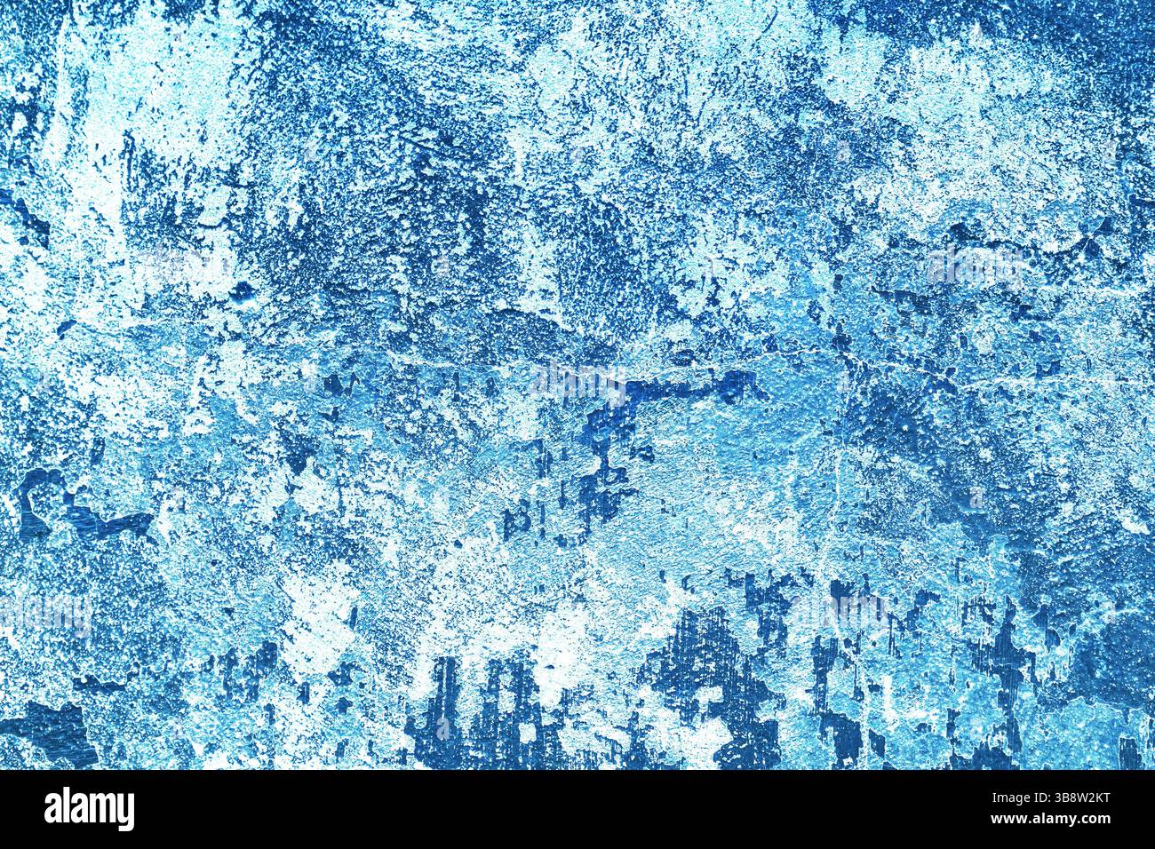 Abstrakte blaue Wandstruktur. Grunge gemalter Hintergrund. Künstlerisches Oberflächenmuster. Verwitterter und belasteter Effekt. Abblätternde Farbstruktur. Stockfoto