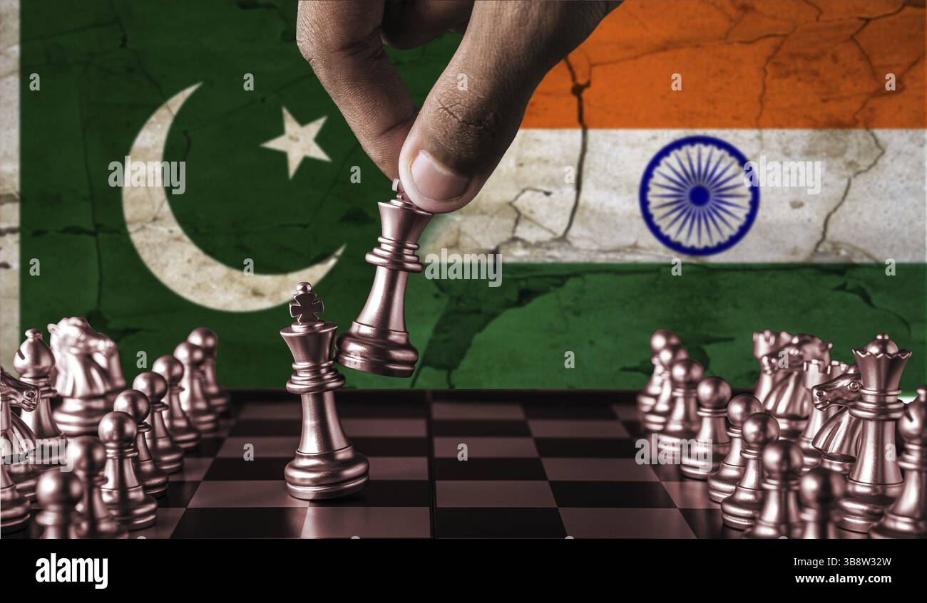 Indien gegen Pakistan Flaggenkonzept auf dem Schachbrett. Krieg zwischen Pakistan und Indien. Konflikt zwischen Pakistan und Indien auf Schachbrettstücken Stockfoto