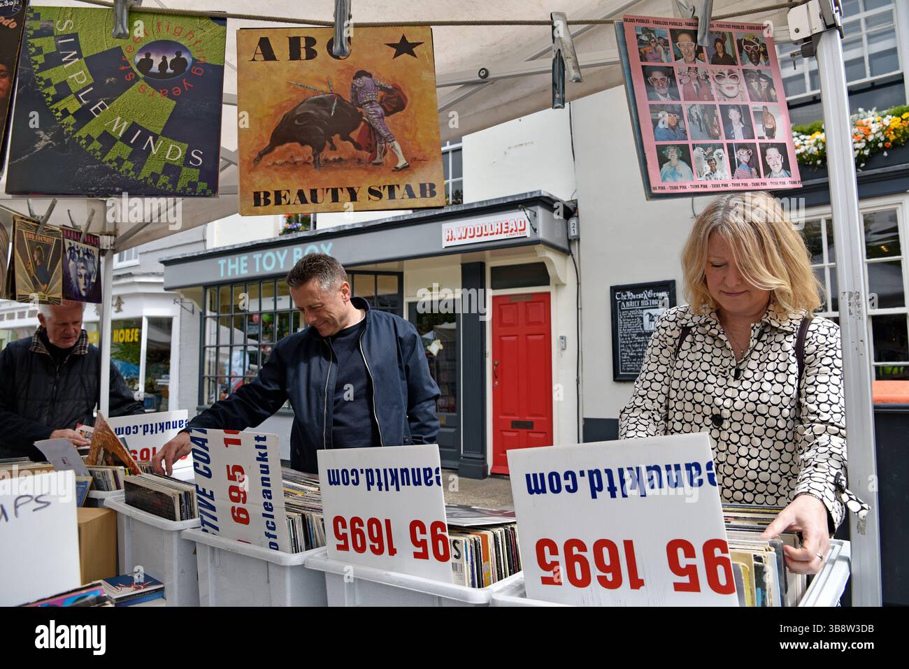 Leute, die auf dem Plattenstand von Alresford Brocante (Flohmarkt), Alresford, Hampshire, Großbritannien, stöbern Stockfoto