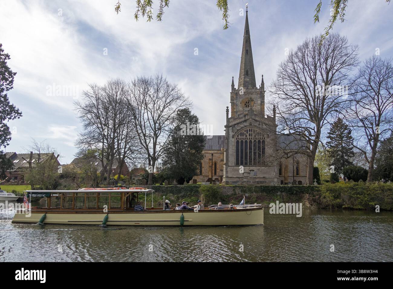 Ausflugsboot, Holy Trinity Church, wo William Shakespeare getauft und begraben wurde, River Avon, Stratford-upon-Avon, Warwickshire, England, Großartig Stockfoto